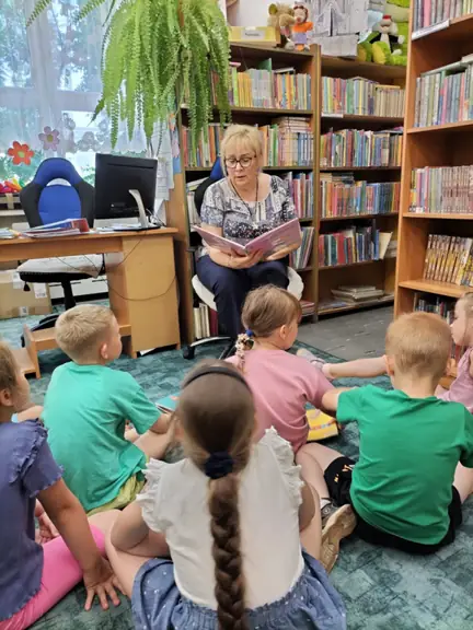 pani-bibliotekarka-czyta-dzieciom-opowiadanie-tupcio-chrupcio--mam-rodzenstwo--jpg
