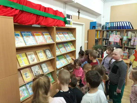 dzieci-z-grupy-01-ogladaja-wystawe-ksiazek-ktorych-bohaterem-jest-kubus-puchatek-i-jego-przyjaciele--jpg
