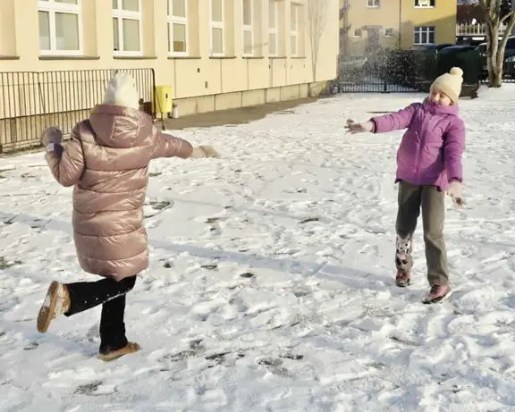 rzucamy-sie-sniezkami-jpeg