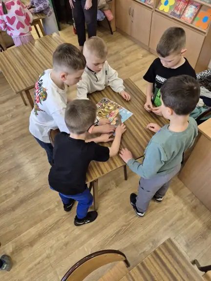 chlopcy-ulozyli-puzzle-z-ilustracja-malej-syrenki--jpg