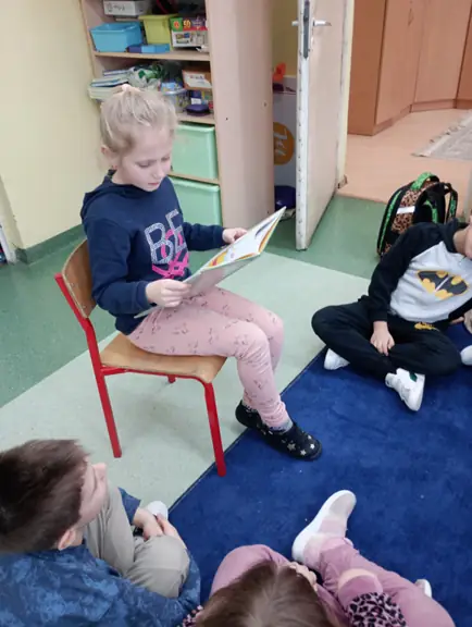 uczennica-z-kl--1a-czyta-dzieciom-fragment-ksiazki-o-kubusiu-puchatku--jpg