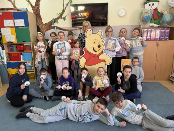 uczniowie-kl--3a-prezentuja-medale-z-napisem-dzien-kubusia-puchatka--jpeg