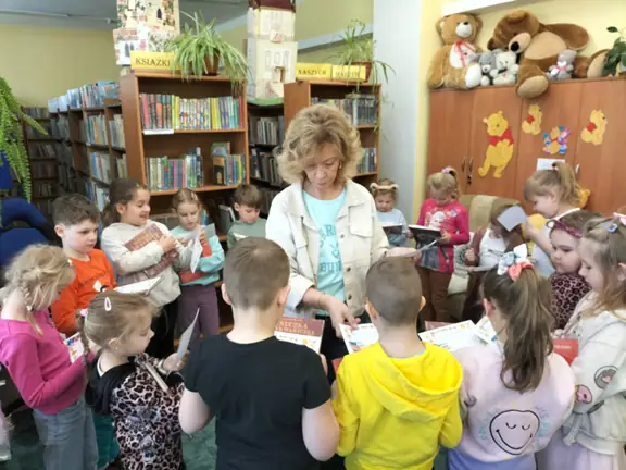 pani-bibliotekarka-rozdaje-dzieciom-z-kl--1a-dyplpmy-czytelnika--jpg