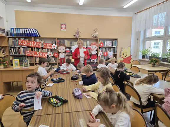 Uczniowie kl. Ib uczestniczą w zajęciach - 11 listopada Narodowe Święto Niepodległości.