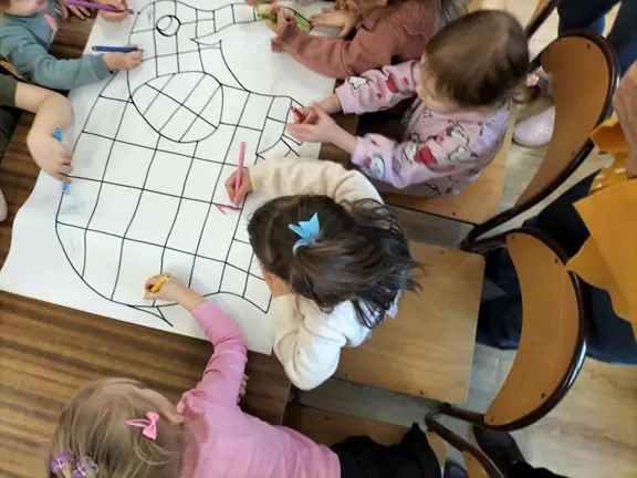 dzieci-zaczynaja-kolorowac-slonia-w-kratke--jpg