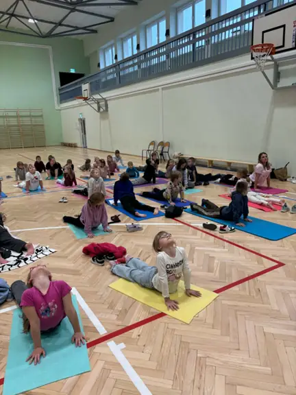 joga na sali gimnastycznej