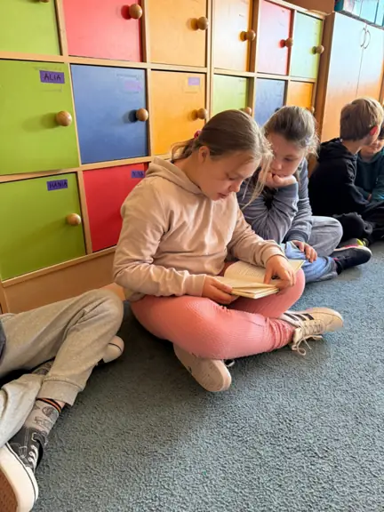 Uczennica kl. IIIb czyta koleżankom i kolegom.