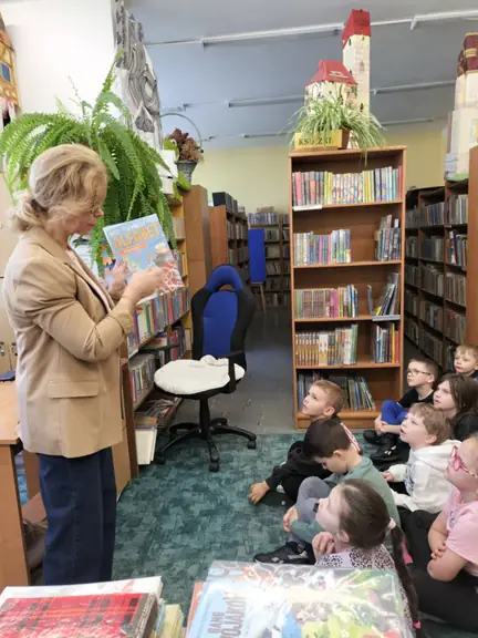pani-bibliotekarka-demonstruje-dzieciom-ksiazke-i-omawia-jej-budowe--jpg