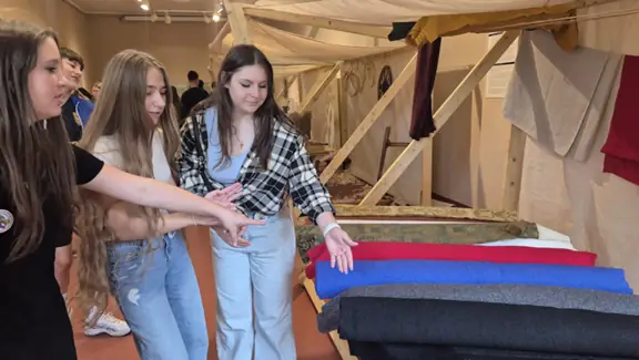 Uczniowie zwiedzają wystawę w muzeum