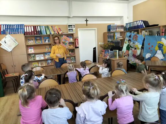 pani-bibliotekarka-przedstawia-przedszkolakom-bajki--jpg