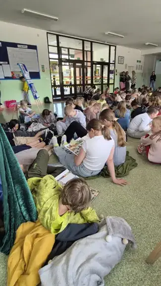 uczniowie czytają w ciszy swoje książki