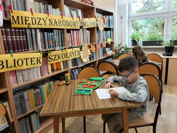 Uczeń z kl. II wykonuje zadania konkursowe.