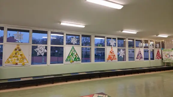 Wystawa kolorowych choinek