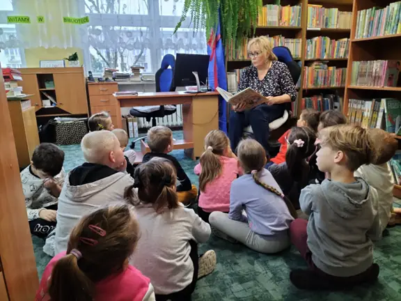 bibliotekarka-czyta-dzieciom-z-grupy-01-opowiesc-pani-zima--jpg