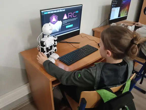 uczen-uruchamia-srodowisko-sterowania-i-programowania-arc-dla-robota-jd-humanoid-jpg