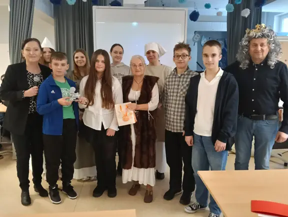 wspolne-zdjecie-organizatorow-konkursu-wraz-ze-zwyciezcami-konkursu-oraz-z-pania-dyrektor-joanna-szczecinska-jpg