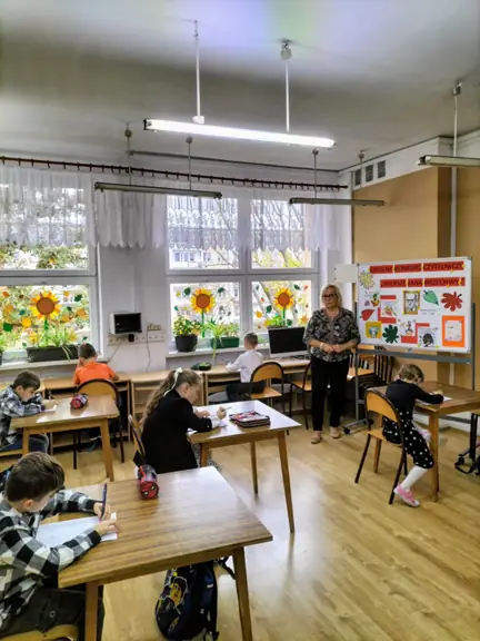 Reprezentanci klas II podpisują karty z zadaniami konkursowymi.