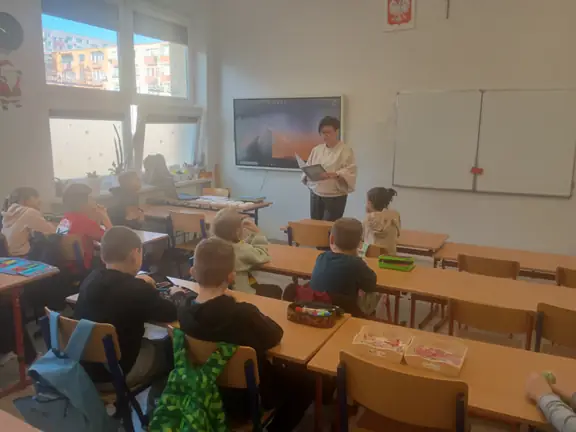 pani-wicedyrektor-czyta-uczniom-kl--2a-fragment-ksiazki-kubus-puchatek--jpg