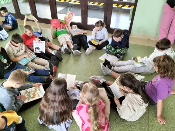 w-kregu-klasowym-uczniowie-czytaja-swoje-ksiazki--jpg