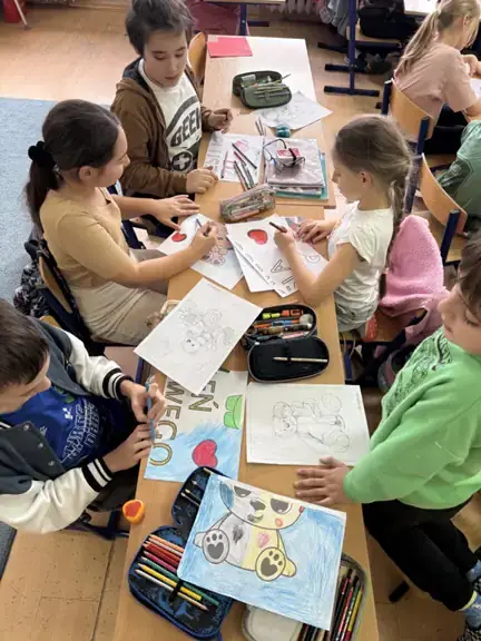 Uczniowie z kl. IIIb kolorują misie.