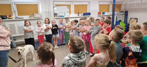 zajecia-klas-pierwszych-z-psem-rosa-zdj7-jpg
