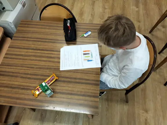 Uczeń wyszukał i pokolorował w diagramie nazwy warzyw z wiersza -Na straganie.