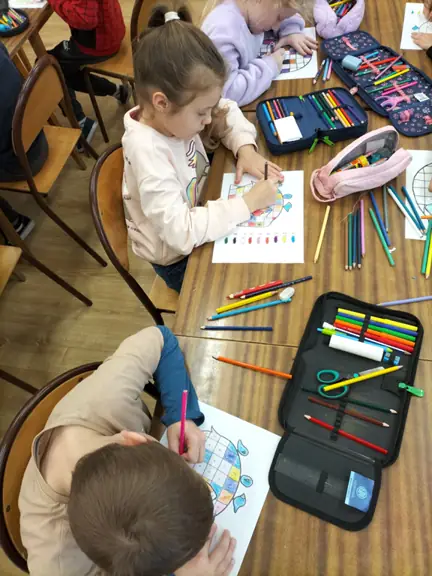 Uczniowie z kl. IIc kolorują słonia Elmera według kodu.