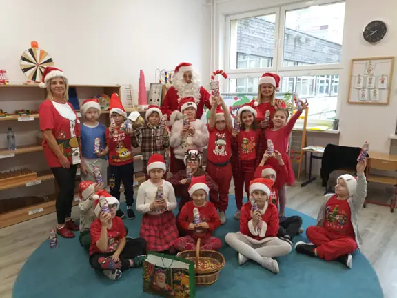 Pamiątkowe zdjęcie kl. Ic z Mikołajem.