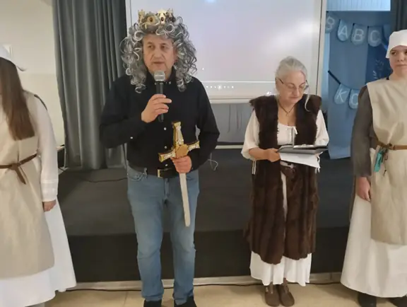 nauczyciel-podczas-szkolnego-konkursu-historycznego-prezentujacy-gotowy-miecz-z-wydrukowana-przyozdobiona-i-pomalowana-rekojescia-jpg