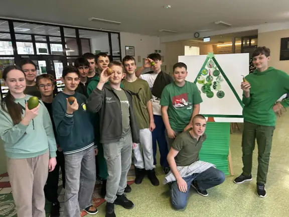 Uczniowie pozują przy choince