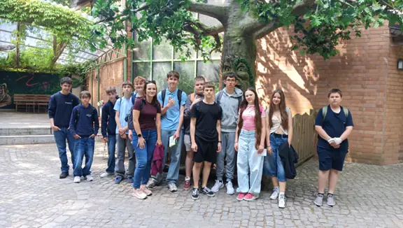 Zdjęcie grupowe pod drzewem w ZOO