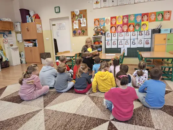 Bibliotekarka czyta  dzieciom z gr. 01 Bajki o rybaku i złotej rybce w ramach cyklu zajęć - Czytanie na dywanie.