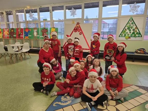 Uczniowie pozują przy choince