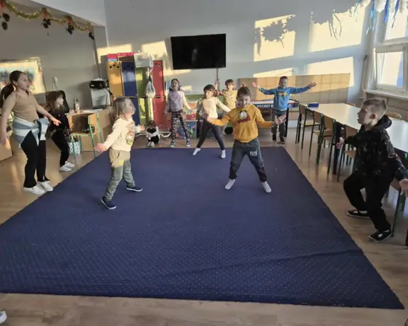 dzieci-robia-pajacyki-jpeg