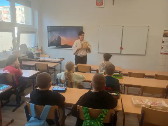 pani-wicedyrektor-pokazuje-uczniom-kl--2a-ksiazki-a-a--milnea--jpg