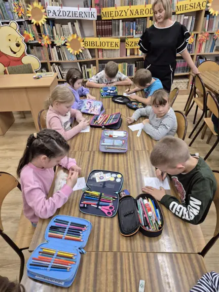 Uczniowie kl. IIa wykonują zadanie do wiersza - Na straganie.