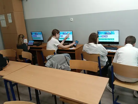 uczniowie pracują w środowisku Skriware