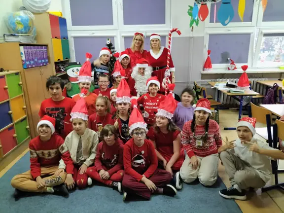 Pamiątkowe zdjęcie kl. IIIb z Mikołajem.