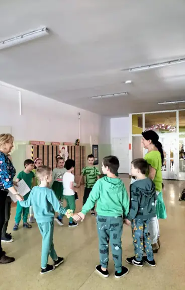 Dzieci z kl. Ib podczas zabawy ruchowej ze śpiewem z wykorzystaniem kolorowej skarpetki.