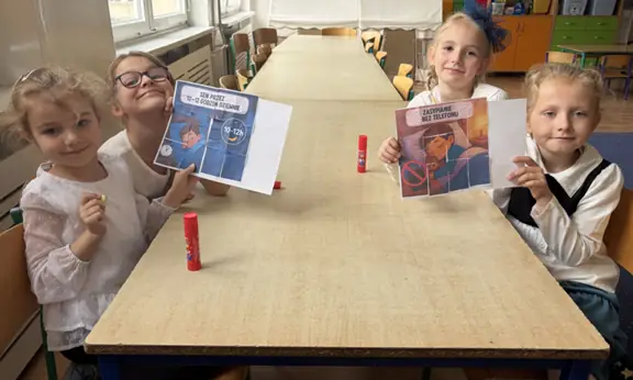 dziewczynki-prezentujace-ulozone-puzzle-jpg