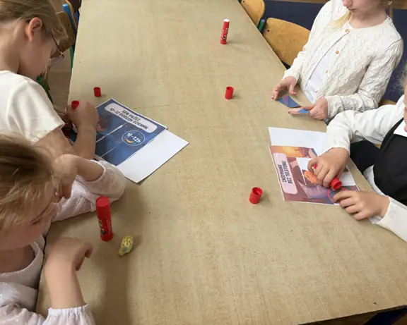 dziewczynki-ukladajace-puzzle-jpg