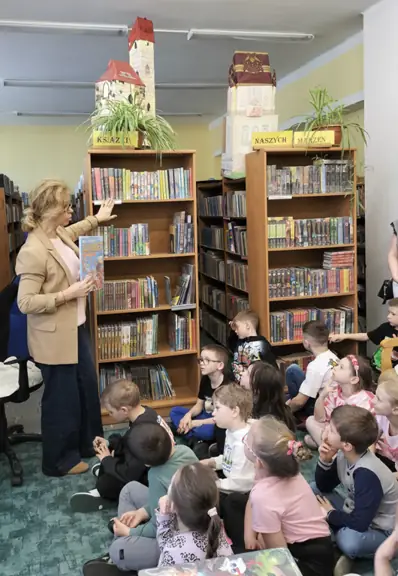 pani-bibliotekarka-wyjasnia-dzieciom-ze-kazda-ksiazka-ma-swoje-miejsce-w-bibliotece--jpg