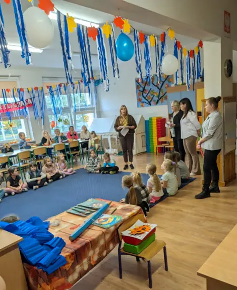 nauczyciel tłumaczy uczniom  kolejną konkurencję