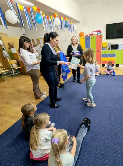 uczeń podchodzi aby odebrać dyplom i szarfę