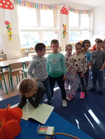uczniowie-wpisuja-sie-do-kroniki-po-pasowaniu-jpg