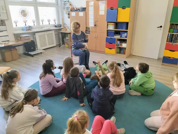 pani-bibliotekarka-wyjasnia-dzieciom-proces-powstawania-ksiazki--jpg