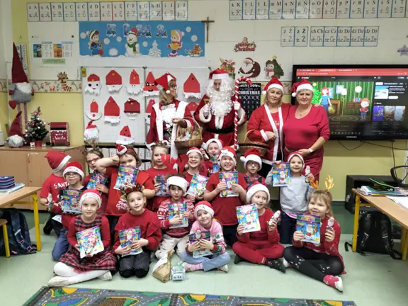 Pamiątkowe zdjęcie kl. Ia z Mikołajem.