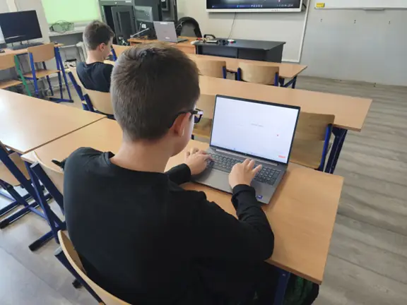 uczen-pracuje-z-aplikacja-bielik-jpg