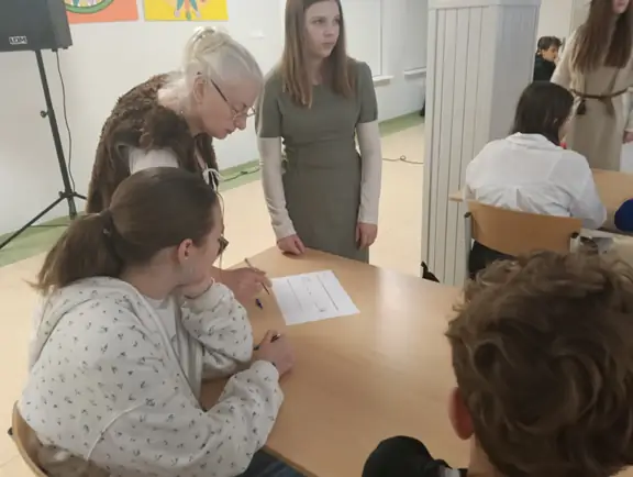 pani-renata-pruska-nieroda-sprawdza-poparwnosc-odpowiedzi-jednej-z-grup-uczestnikow-jpg