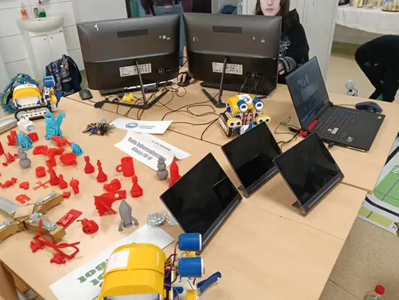 uczniowie-z-kola-informatycznego-prezentuja-wydruki-3d-oraz-oprogramowanie-robotow-jd-humanoid-jpg